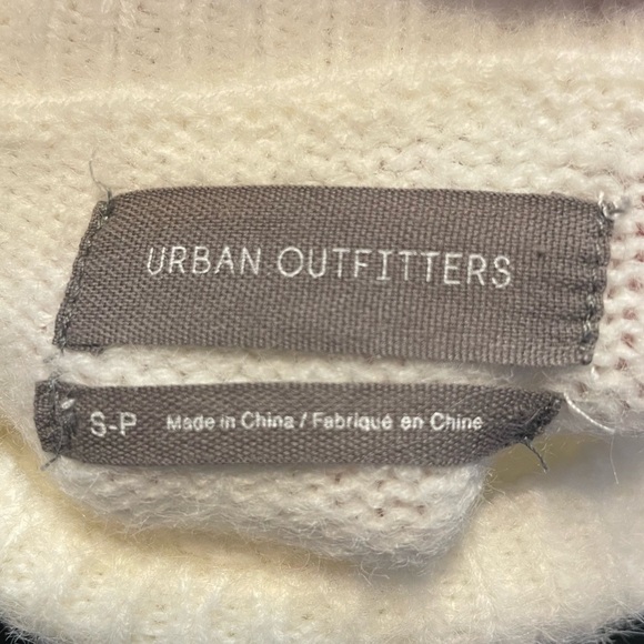 Urban Outfitters Women’s White Cropped Fuzzy Sweater Size Small - Picture 7 of 7